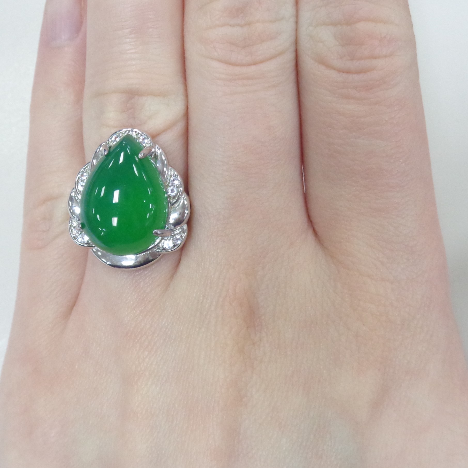 Серебряное кольцо с зеленым халцедоном